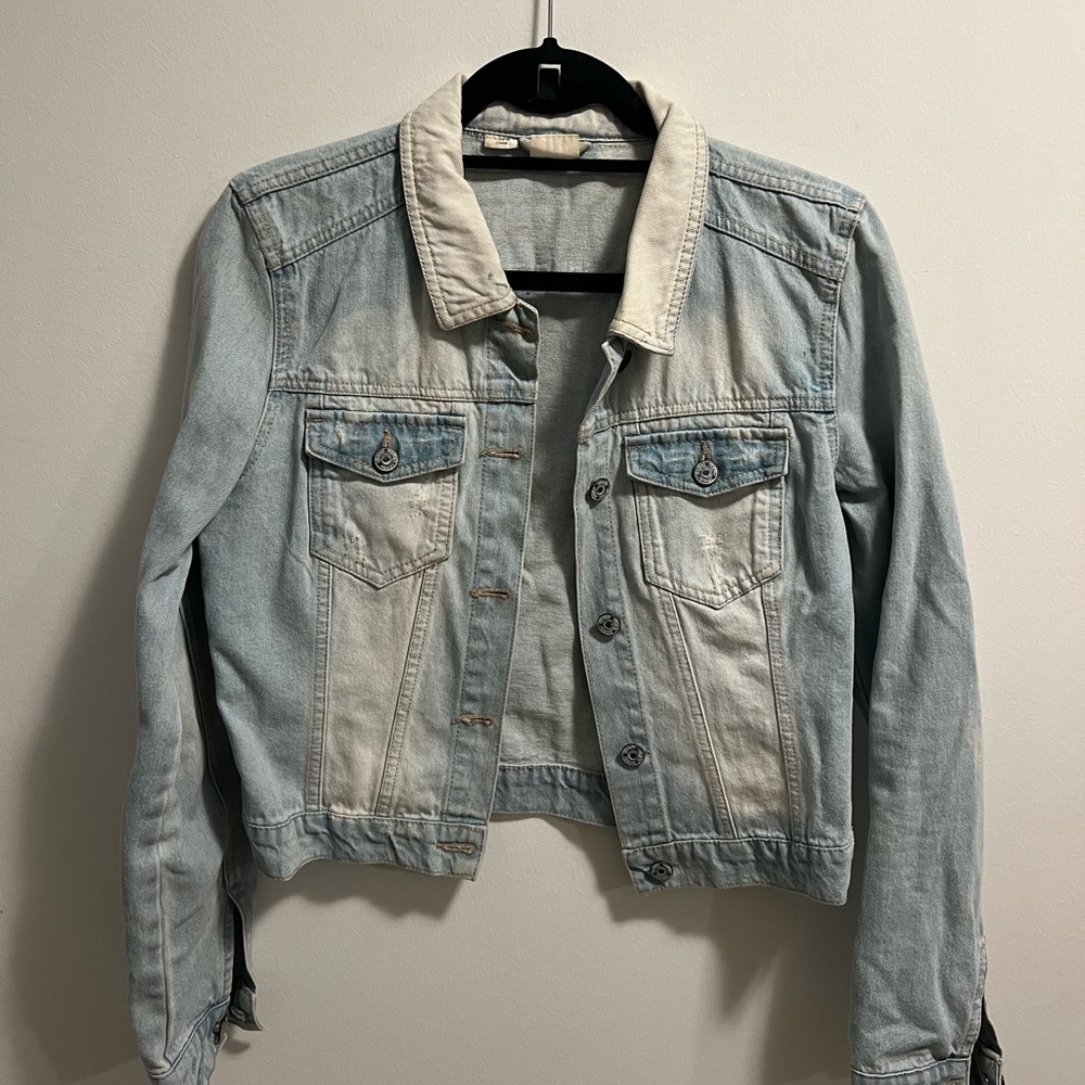 Vera Moda light denim jacket with contrasting collar. Size M
